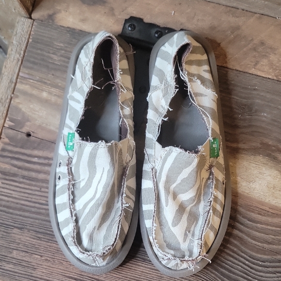 Sanuk Gray Moccasin-Style Shoes with Elastic Panels - Picture 1 of 5